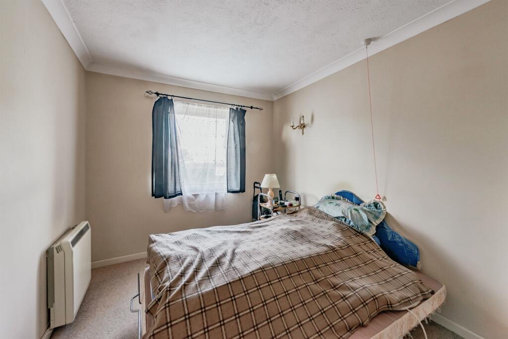 Apartment in Reigate and Banstead, Surrey - More