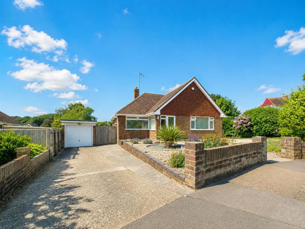 2-bed detached on Roedean Close, Bexhill-On-Sea, £425,000