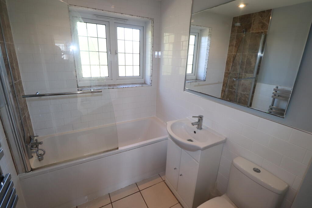 Apartment in Brentwood, Hutton Mount - More