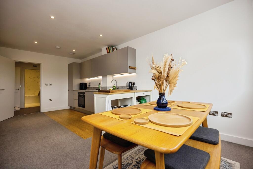 Apartment in Waverley, Godalming - More