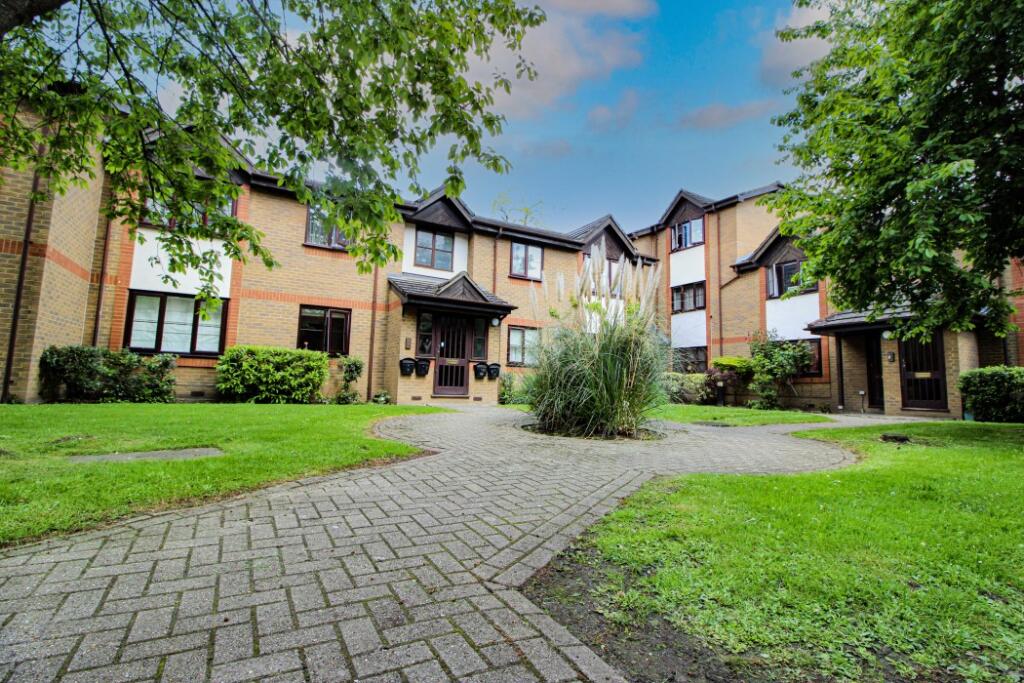1-bed flat on Boston Manor Road, Brentford, TW8, £260,000