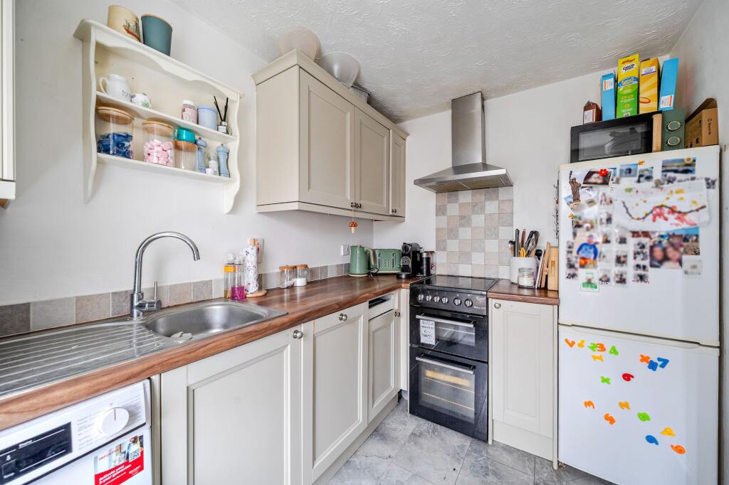 Aspen Close, Colden Common, SO21 photo 3