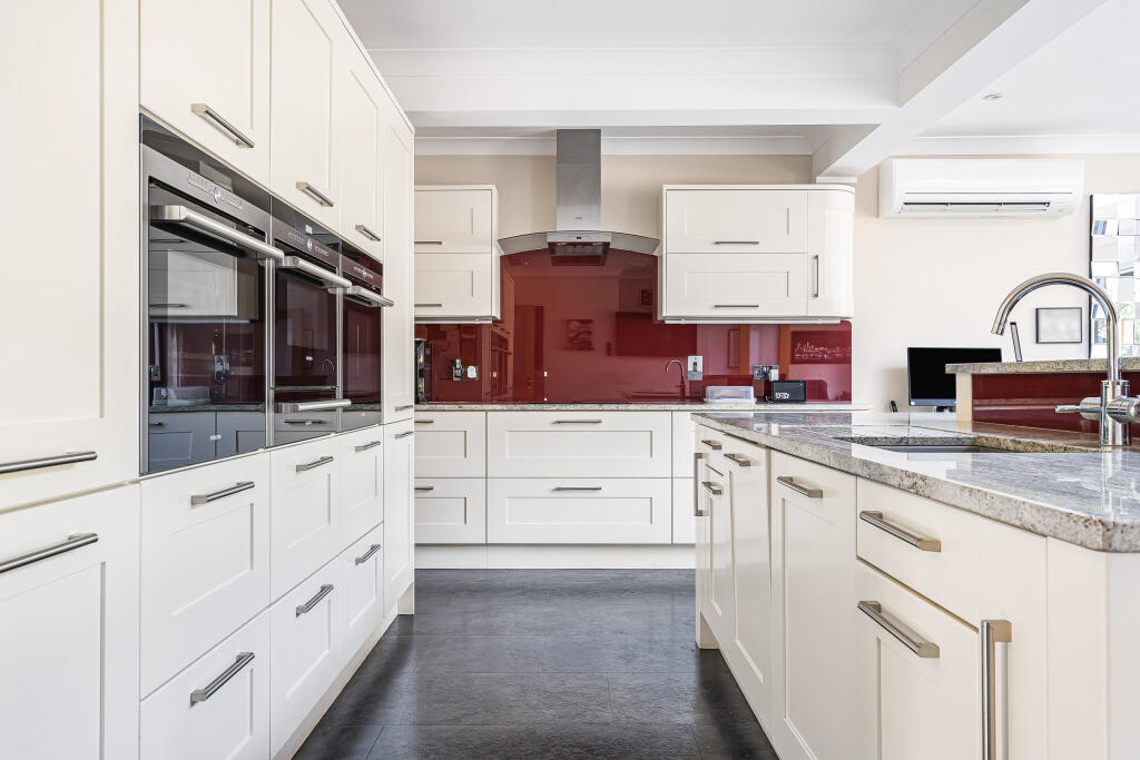 House in Welwyn Hatfield, Hertfordshire - View 5