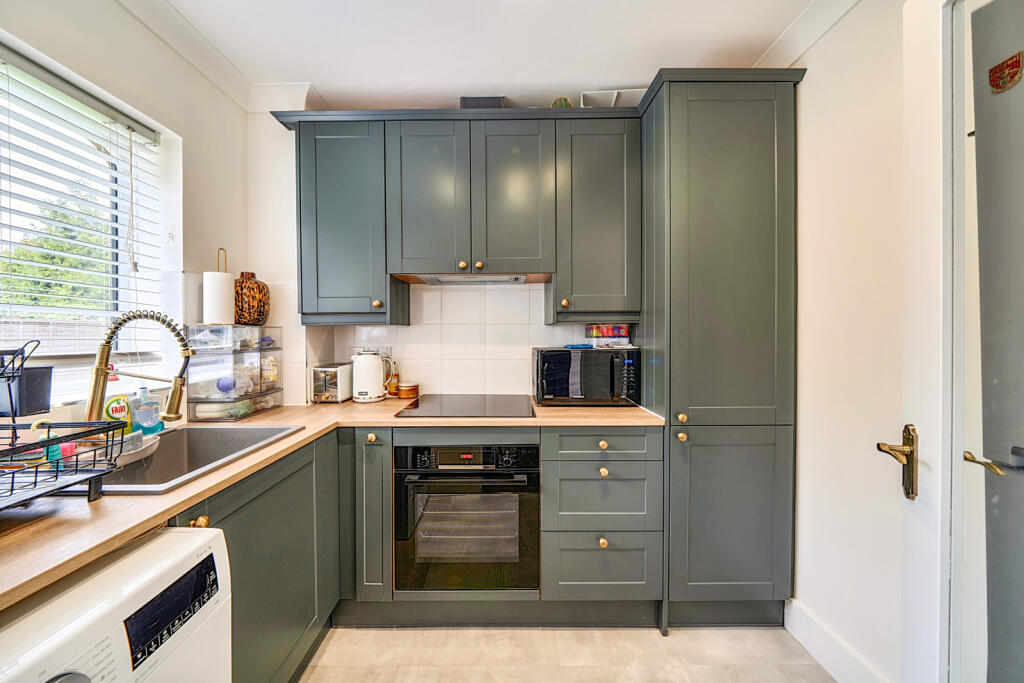 Apartment in Southall - View 5