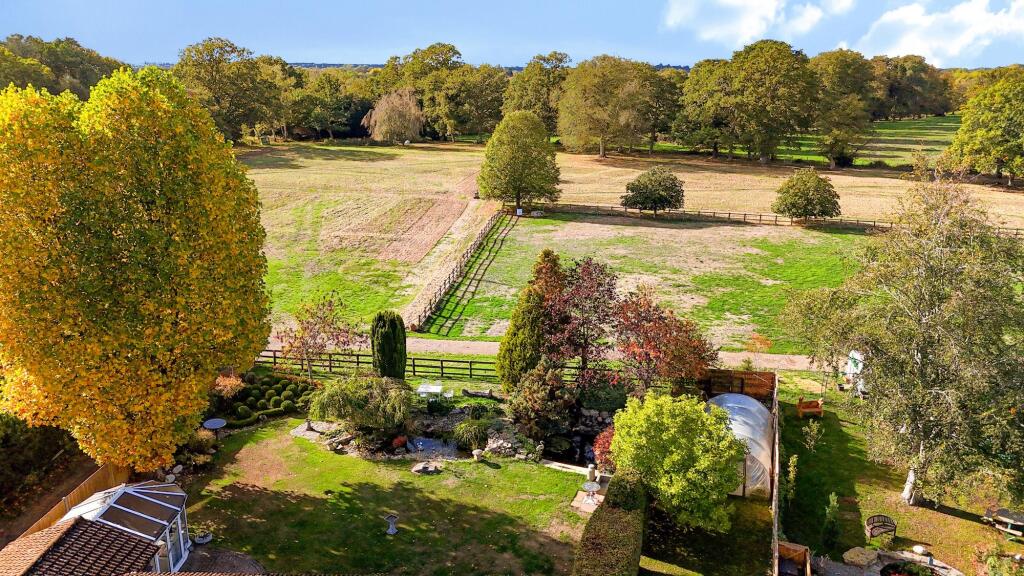Nash Grove Lane, Finchampstead, RG40 photo 3