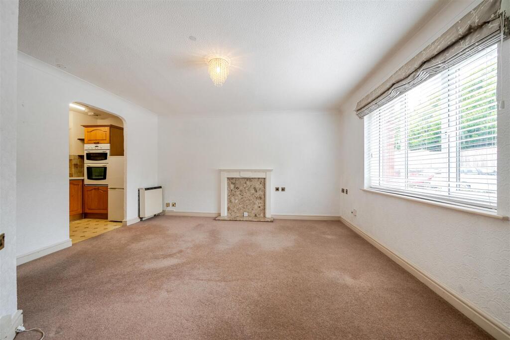 Hamilton Court, Neston photo 2