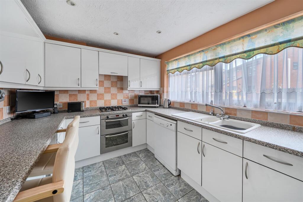 Bridges Close, Wokingham, Berkshire, RG41 3XL photo 4