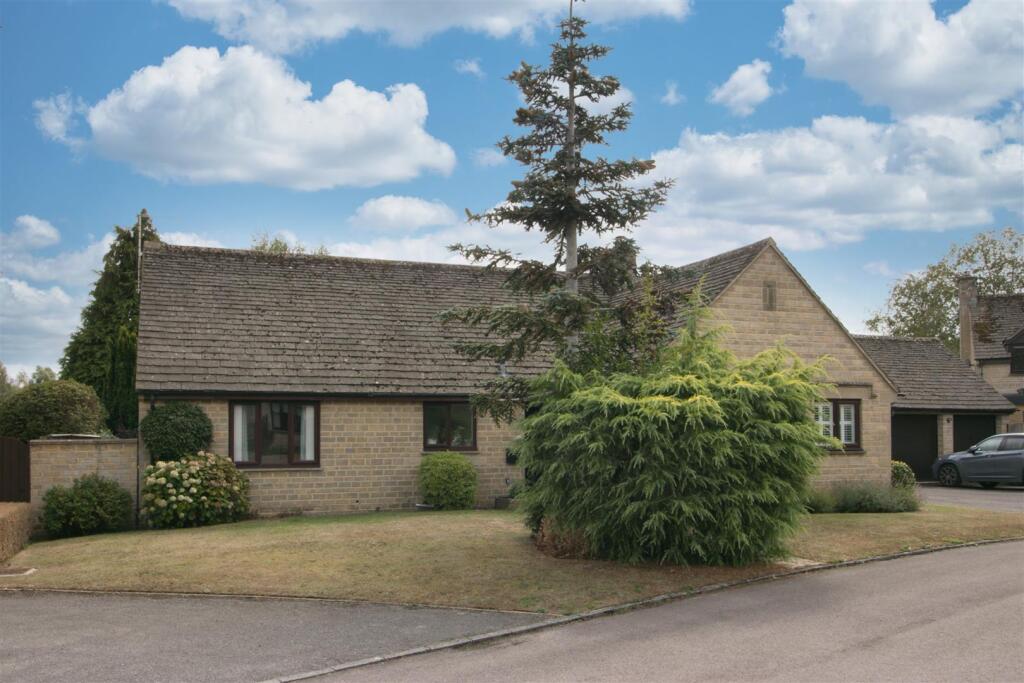 Main image of property: 11 Paddock Close, Great Somerford