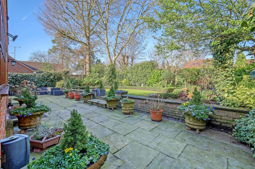Bowmont Close, Hutton, Brentwood photo 2
