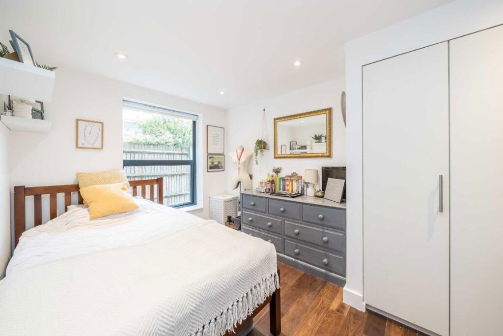 Apartment in London, Hampton Hill - View 4