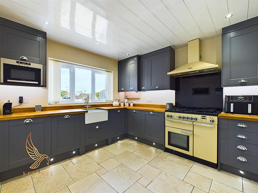 House in Wakefield, Wrangbrook, Upton and North Elmsall - View 3