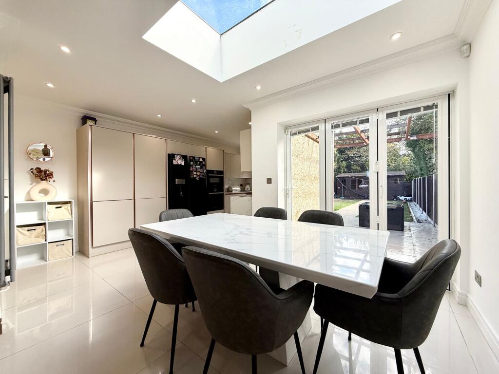 House in Luton - View 2