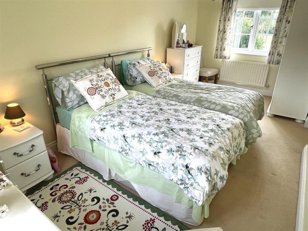 House in Cotswold, Bourton Chase, Bourton-on-the-Water - More