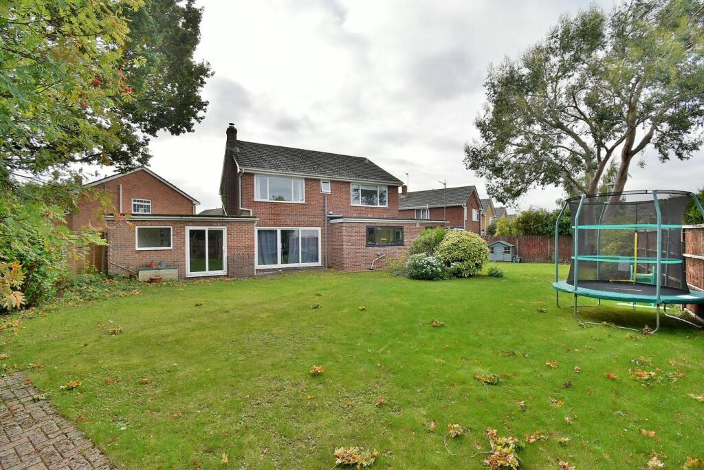 Wollaton Road, Ferndown, BH22 photo 3