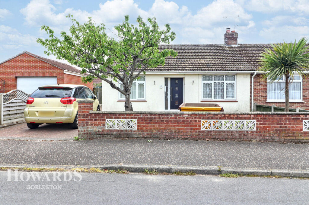 3-bed bungalow on Homefield Avenue, Bradwell, £275,000