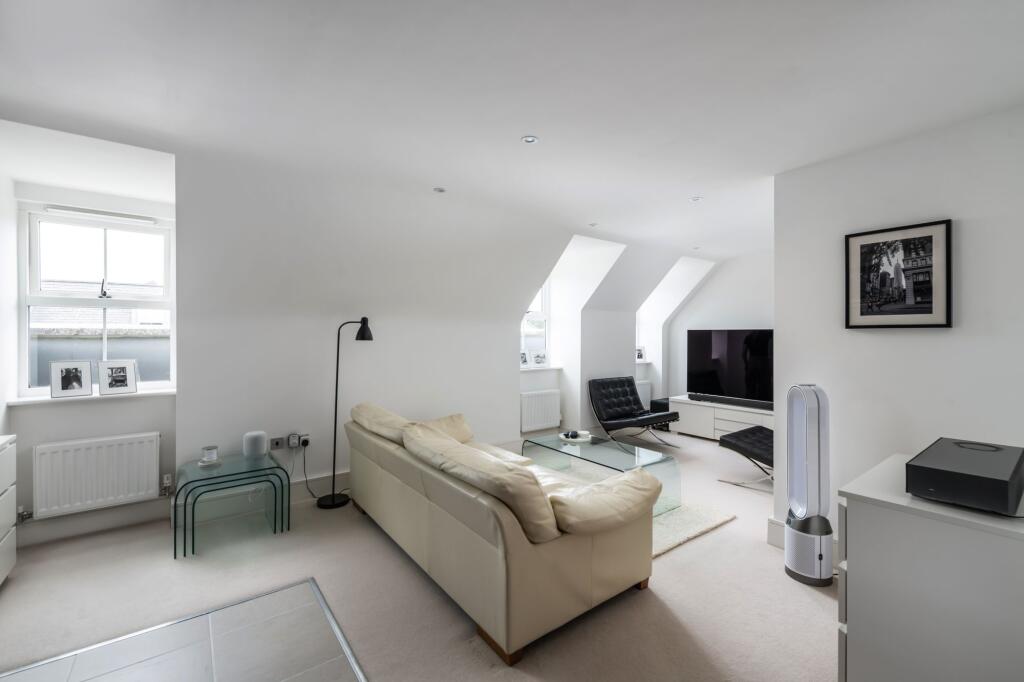 Apartment in Reigate and Banstead, Surrey - View 4