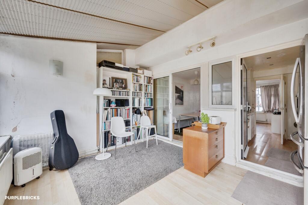 House in Worcester Park, The Hamptons - More