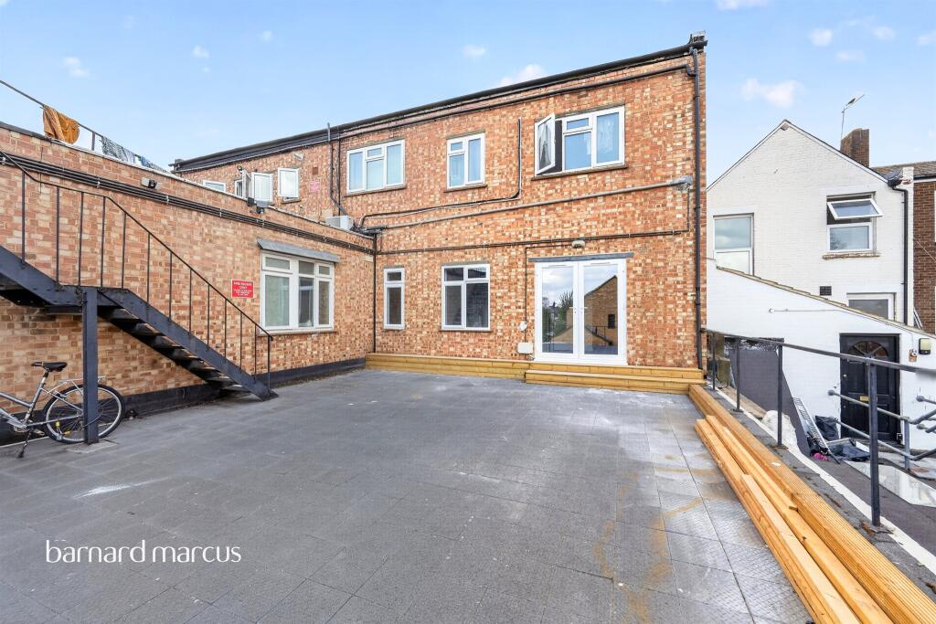 Apartment in New Malden, Motspur Park - View 4
