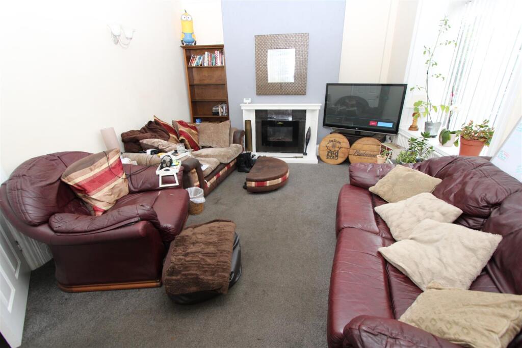 House in Bradford, Thorpe, Idle - View 4