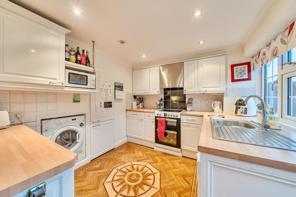 Wheatfield Close, Maidenhead photo 2
