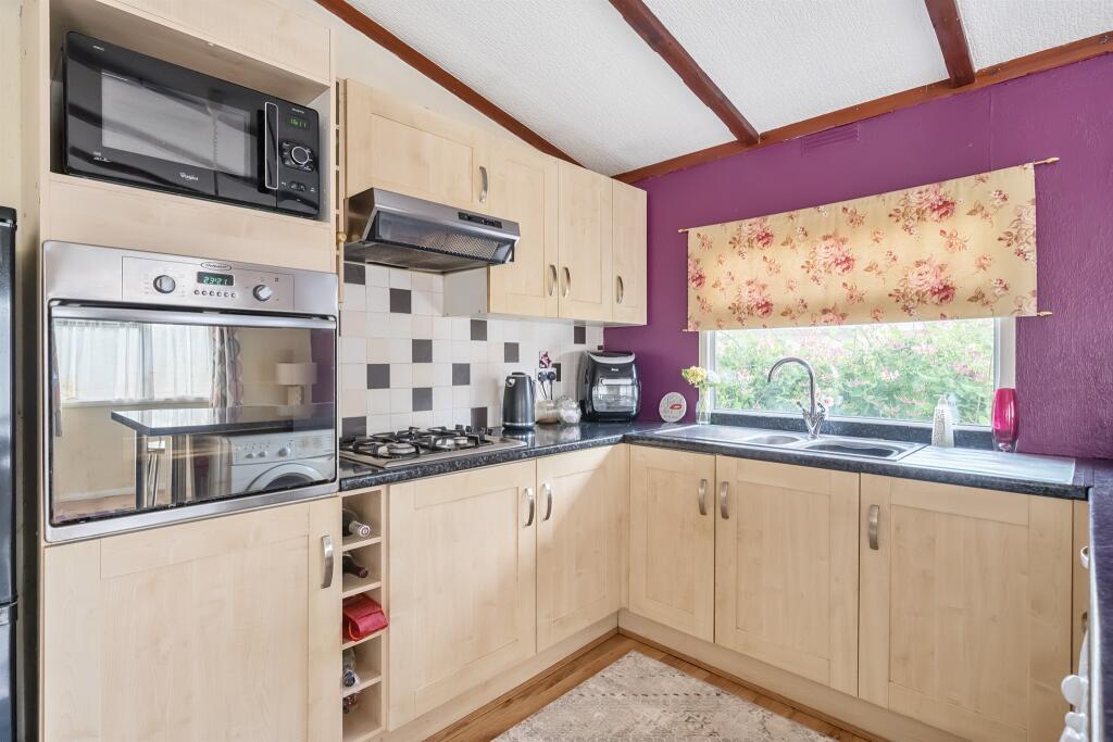 Chesham Road, Wigginton, Tring photo 4