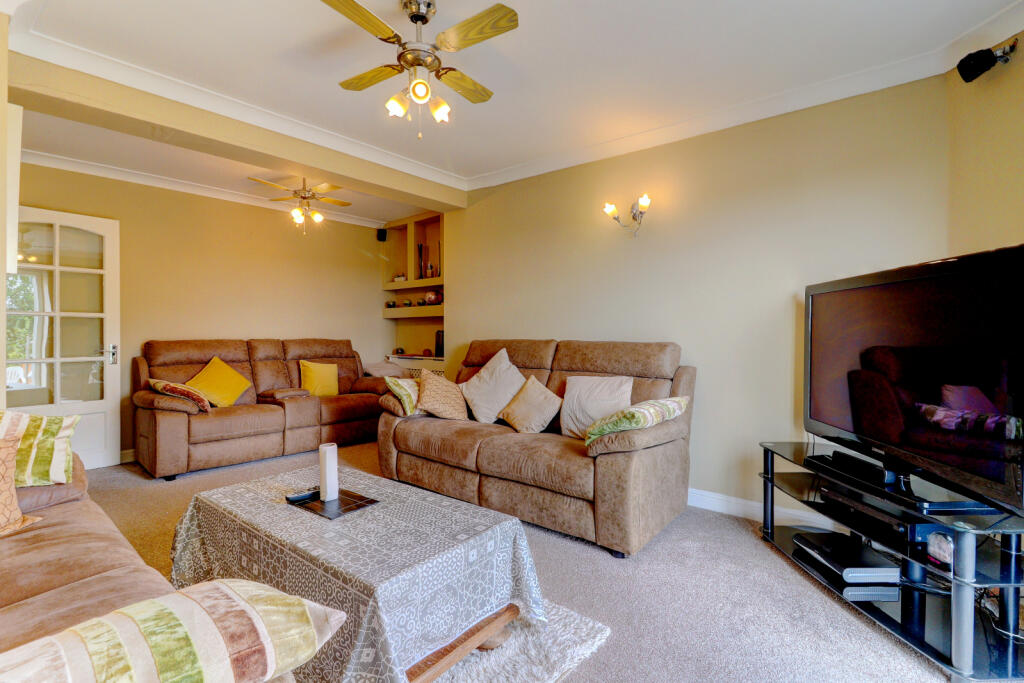 Hughenden Avenue, High Wycombe, Buckinghamshire, HP13 photo 2