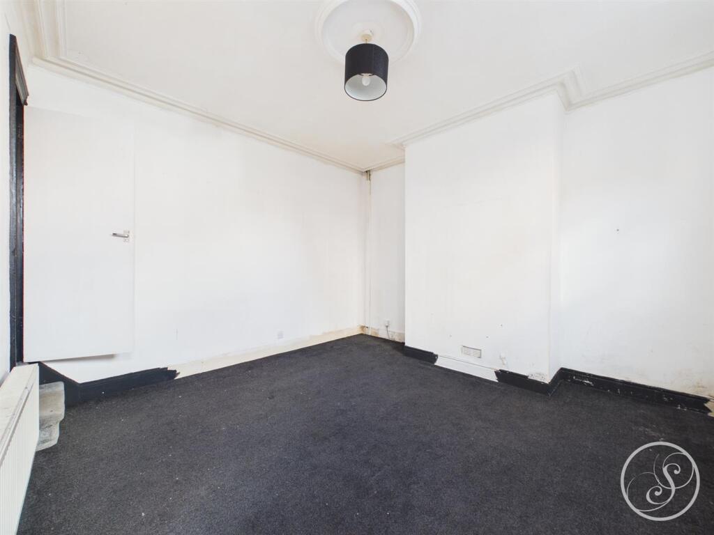 House in Leeds, West Yorkshire - View 2