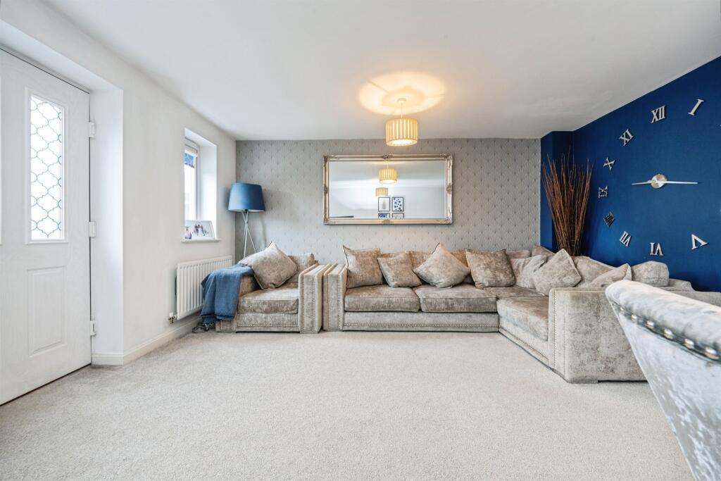 Waring Crescent, Aston Clinton, Aylesbury photo 4