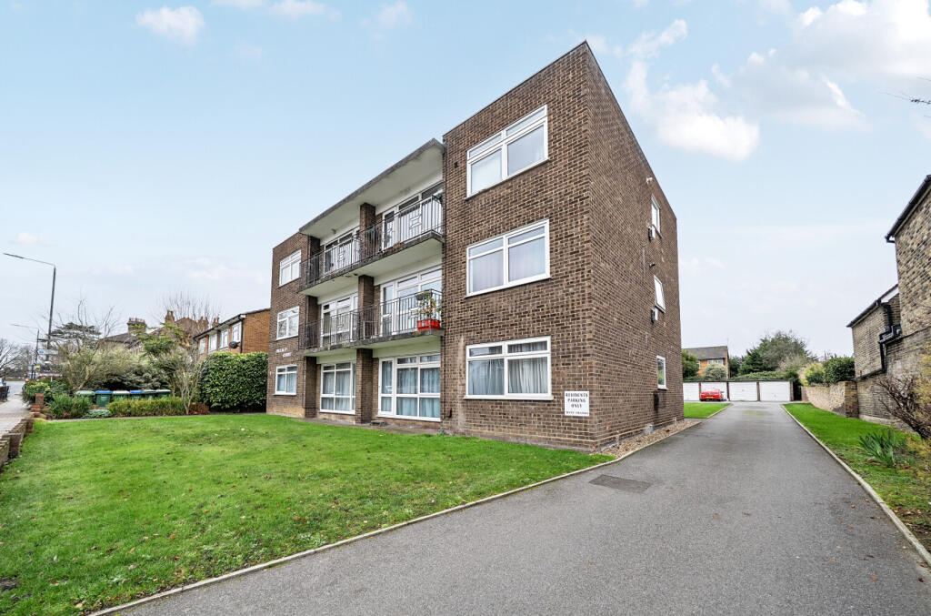 2-bed flat on Elm Road, Sidcup, £300,000