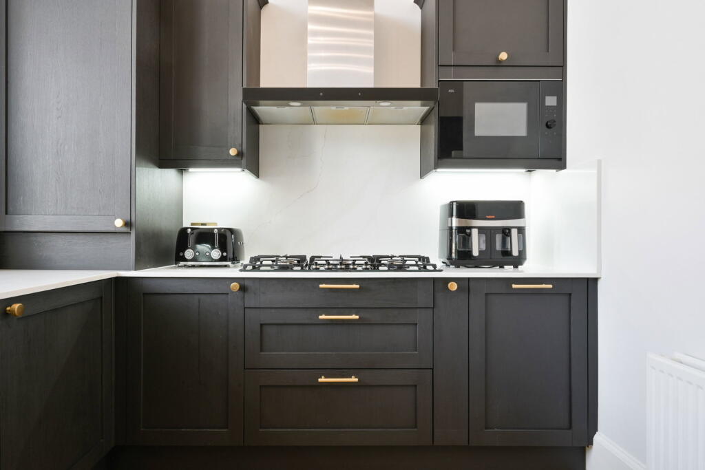 Apartment in Reigate and Banstead, Surrey - More