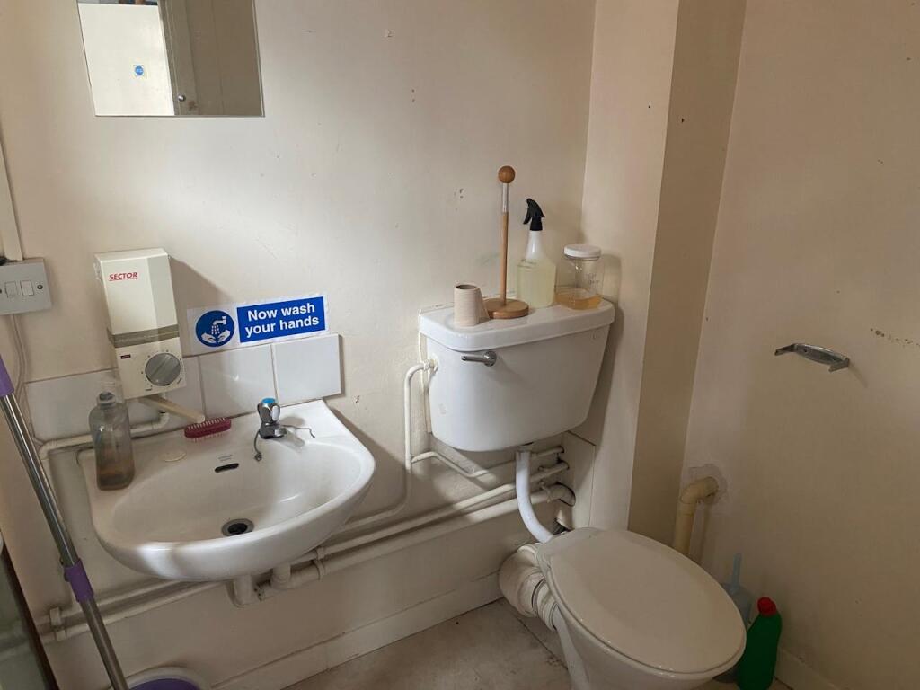 Toilet.jpg