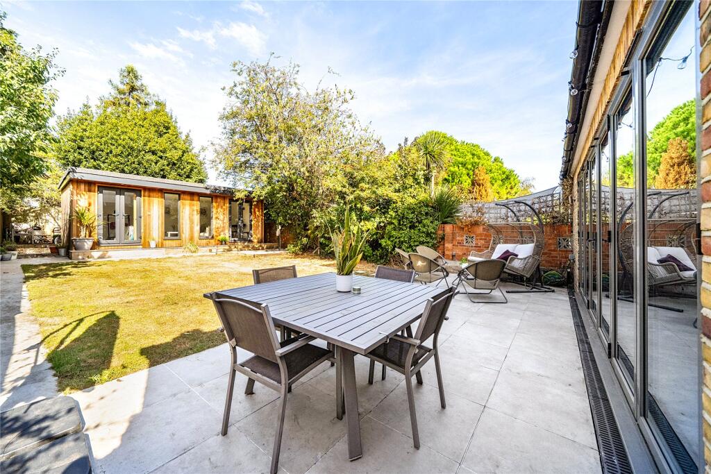 House in London, Royal Borough of Kingston upon Thames - View 4