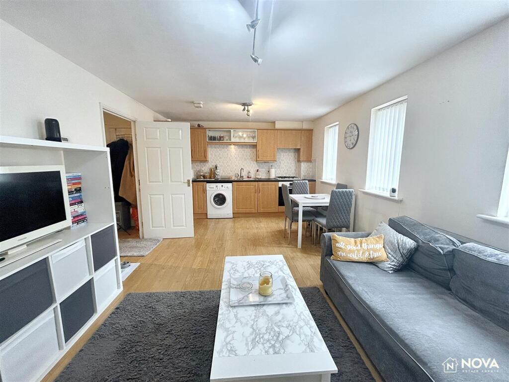 Apartment in Dunstable, Central Bedfordshire - View 4