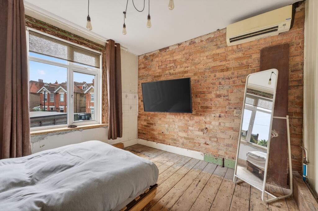 Apartment in Christchurch, Pokesdown, Bournemouth - View 5