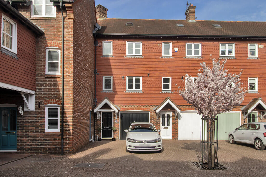 Main image of property: 2 Cumberland Mews, TN1