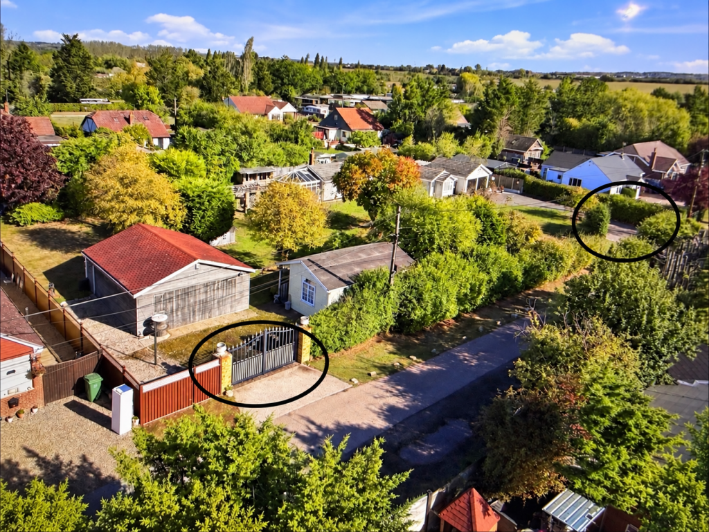 House in Basildon, Bowers Gifford and North Benfleet - View 3