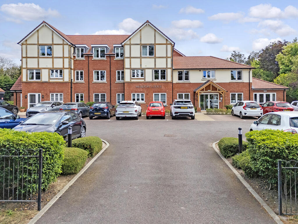 1-bed flat on Laindon Road, Billericay, CM12, £375,000
