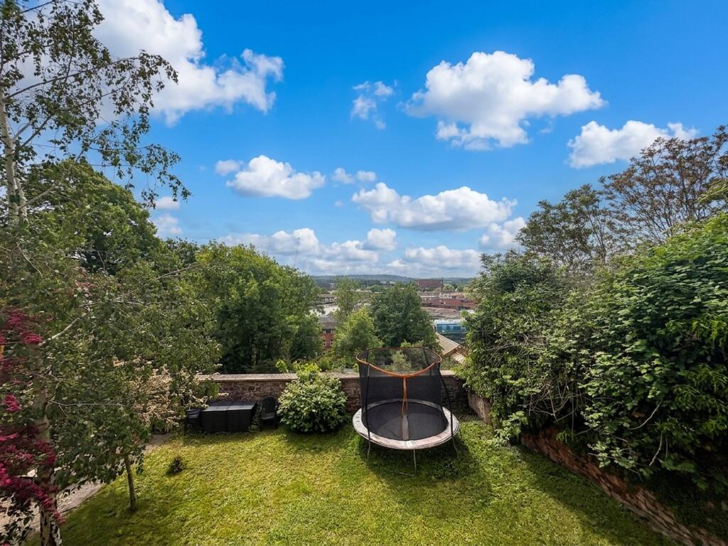 6 bedroom semi-detached house for rent
