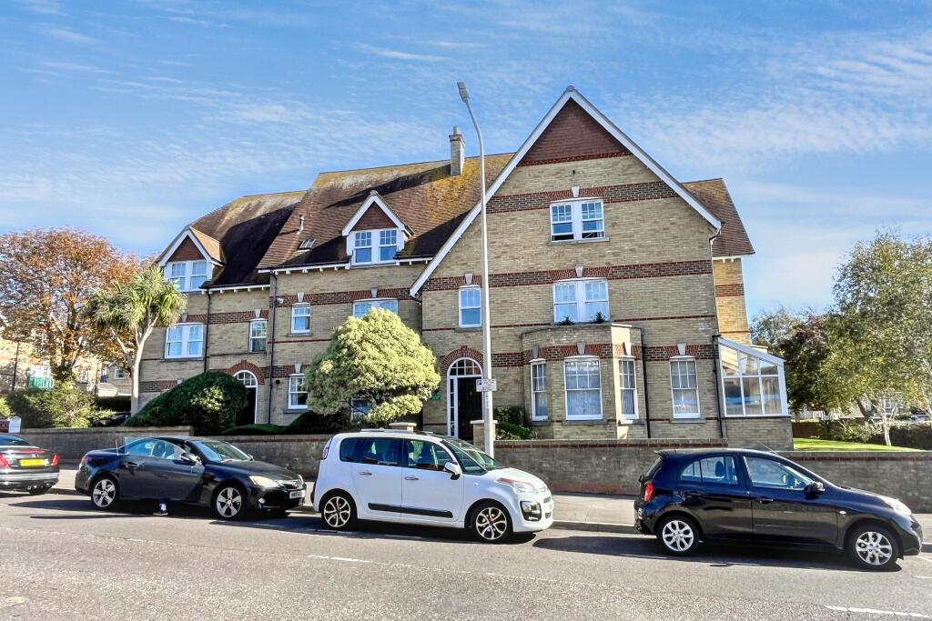 2-bed flat on Flat 3 Melcombe Court, Melcombe Avenue, Weymouth, Dorset, DT4 7TH, £135,000