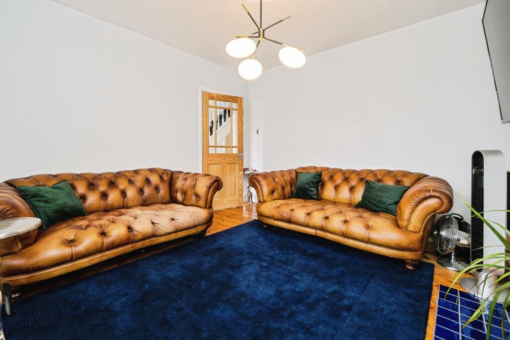 House in London, Chingford Mount, Highams Park - View 3