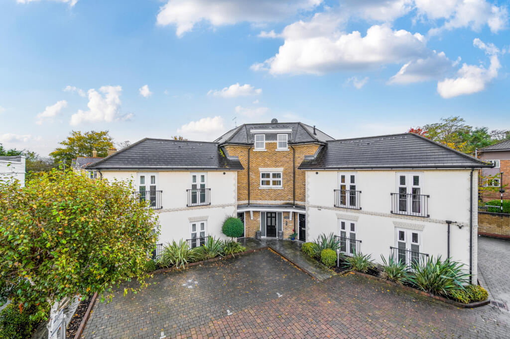 2-bed flat on Oak Lane, Windsor, SL4, £315,000