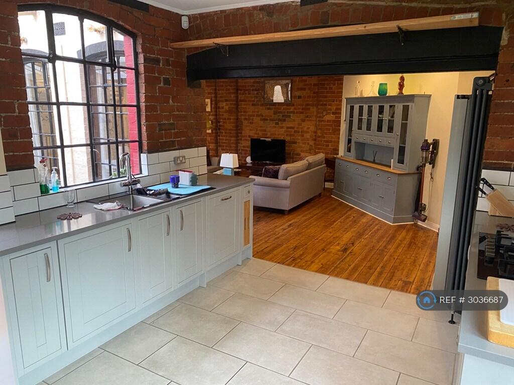 Apartment in Northampton - More