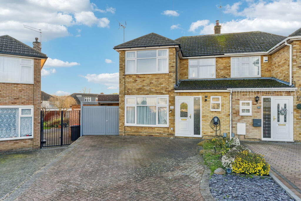 Main image of property: Holmwood Close, Dunstable, LU5 4QX