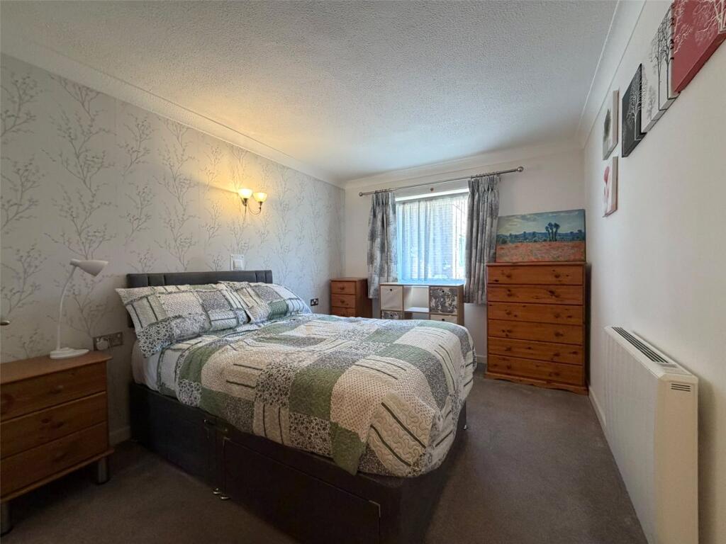 Apartment in Woking, Surrey - View 4