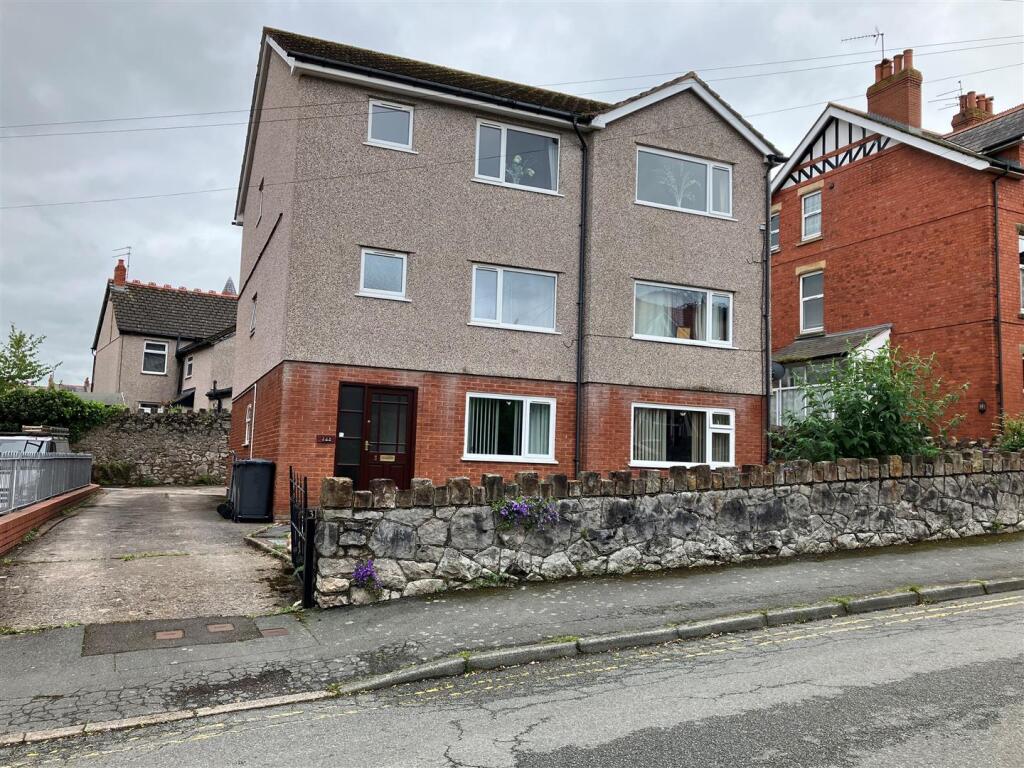 2-bed flat on 3 Woodland Park, Colwyn Bay, £129,950