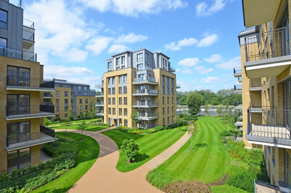 Apartment in Teddington, Hampton Wick - View 2