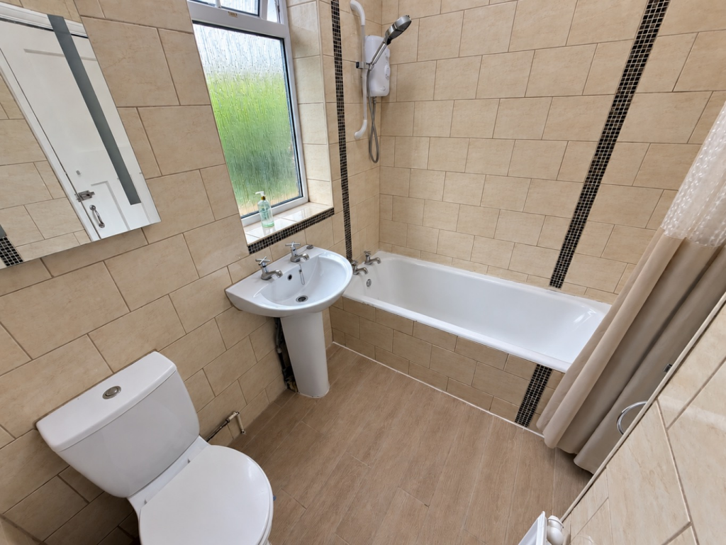 House in Luton - View 5