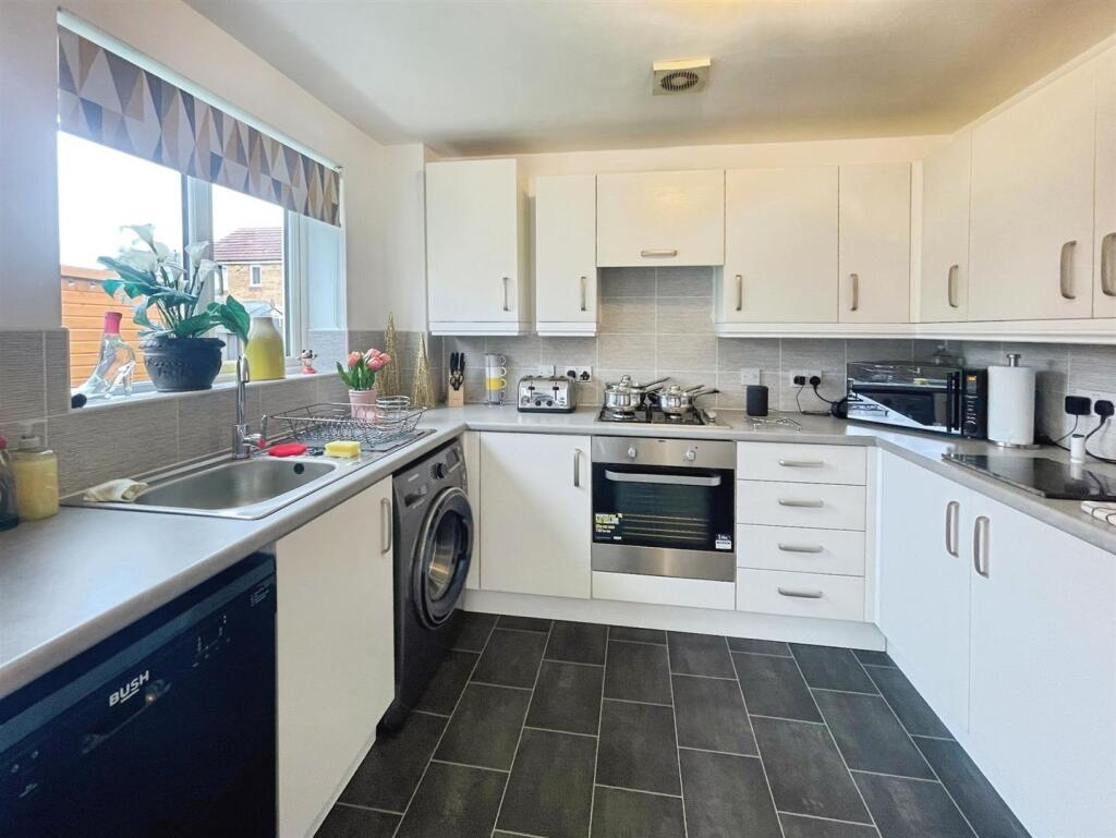 Stroothers Place Bradford, BD4 0BN photo 5
