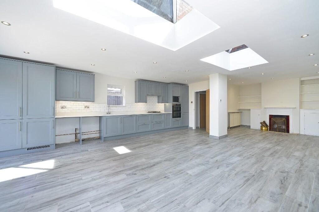 Pitfold Avenue, Haslemere, Surrey, GU27 photo 4