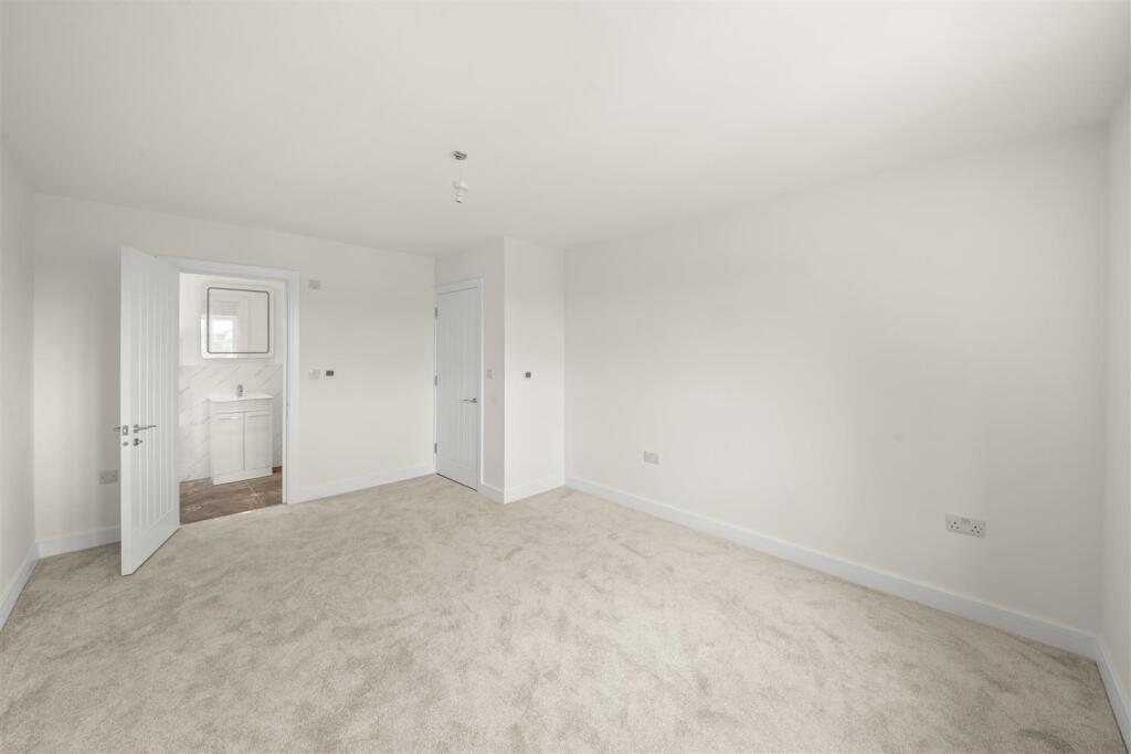 Apartment in Southall - View 5